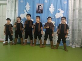 Уол оҕо соргулаах — “Кэнчээри” уһуйааҥҥа Байанай ыйа уол оҕоҕо туһуланан ыытылынна. Уол оҕо – биһиги инники кэскилбит, көмүскүүр-харыстыыр дурдабыт-хаххабыт. Ол иһин, уол оҕо аатын үрдүктүк тутар, кини толкуйдуур, саҥарар дьоҕурун сайыннарар сыалтан Байанай ыйа Уол оҕоҕо ананна.             Бу ый чэрчитинэн оҕолор Уол оҕо биһиги олохпутугар суолтатын кэпсэтистилэр. Саха норуота Уолга ураты сыһыаннааҕын биллилэр. Байанай диэн кимин, “Уол […]