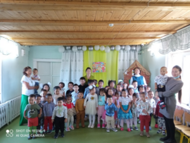 <strong>Здравствуй, детский сад!</strong> — Удивительный и прекрасный праздник День знаний в детском саду, возможно, не такой торжественный и волнительный, как в школе, но от этого не менее важный.          С этого прекрасного дня начинается новая полоса в жизни воспитанников: занятия, беседы, праздники, помогающие лучше познать окружающий мир, чему-то научиться, узнать себя, определить свои интересы. И в этот день в […]