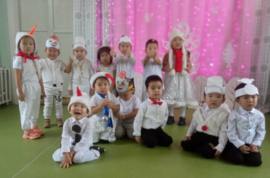 Мин дойдум киэргэлэ – маҥан хаар — Хаар – биһиги дойдубут киэргэлэ эрэ буолбакка, өссө дойдубут харысхалынан буолар. Хаары сыныйан көрдөххө, олус интэриэһинэй быһыылаах, араас уларыйыылары көрсөн, сиргэ хаар буолан түһэр эбит. Маны барытын биллэрэр-үөрэтэр сыаллаах “Кэнчээри” уһуйааҥҥа “Мин дойдум киэргэлэ – маҥан хаар” нэдиэлэ алтынньы 17-21 күннэригэр буолла.           Биллэн турар, оҕолор ырыа-хоһоон үөрэттилэр, хаар үҥкүүтүн үҥкүүлээтилэр, түннүгүнэн көрөн хаардаах төрөөбүт […]