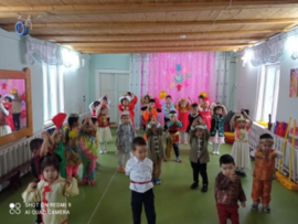 Бары бииргэ сомоҕолоһон — Оҕо кыра сааһыттан араас омуктарга сөптөөх сыһыаҥҥа иитиллиэхтээх, атын омуктар культураларын ытыктыы-убаастыы үөрэниэхтээх. Ол сыалтан “Кэнчээри” уһуйааҥҥа хас сылын ахсын “Сомоҕолоһуу күнэ” тэрээһиннээхтик ыытыллар.          2022-2023 үөрэх дьылыгар “Бары бииргэ сомоҕолоһон” нэдиэлэҕэ “Мы вместе” диэн иитиллээчилэр уруһуйдарын быыстапката буолла. Маны тэҥэ оҕолорго араас омук кульутратын билиһиннэрэр үлэлэр ыытылыннылар. Ол курдук, хартыынканан үлэ, илиинэн оҥоруу үлэлэрэ, […]