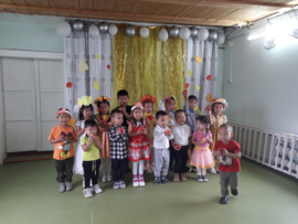 Күһүҥҥү киһи күлбүтүнэн — Балаҕан ыйын 19 күннүттэн 23 күнүгэр дылы “Күһүҥҥү киһи күлбүтүнэн” нэдиэлэ буолан ааста. Нэдиэлэ сыала: дьыл кэрэ кэмин – күһүн туһунан өйдөбүлү биэрии, айылҕа, кыыл-сүөл, көтөр олоҕо дьыл кэмигэр уларыйыытын билии, чиҥэтии, оҕо саҥарар дьоҕурун сайыннарыы, тылын саппаһын байытыы, айылҕаҕа харыстабыллаах сыһыаны иитии. Нэдиэлэ устата иитиллээчилэр күһүн туһунан ырыа-хоһоон үөрэттилэр, уһуйаан таһыттан айылҕа матырыйаалларын хомуйан […]