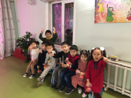 В МБДОУ №21 «Кэнчээри» зажглась<br>«Елочка Добра» — Новый год для детей – это пора сказок и чудес. В это время дети ждут прихода Деда Мороза, Снегурочки и, конечно же, подарков. В этом году в МБДОУ №21 «Кэнчээри» Дед Мороз погостил и дарил подарочки пораньше, чем обычно.          Когда воспитанники проснулись от дневного сна, на территории детского сада пришли  Дед Мороз и его […]