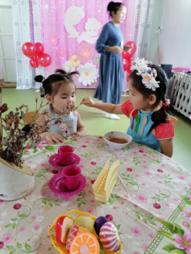 Ийэ мичээрэ истиҥ кэрэ! — Хас биирдии оҕоҕо ийэ диэн олус күндү, кэрэ киһитинэн буолар. Ол курдук алтынньы 10-14 күннэригэр ийэ күнүн историятын билиһиннэрэр, ийэ – дьиэ кэргэн харысхала, иэримэ дьиэ иэйэхситэ диэн өйдөбүлү иҥэрэр, хас биирдии киһи ийэ диэн кэрэ киһини таптыыр, харыстыыр, убаастыыр, киниэхэ истиҥ сыһыаннаах буоларга үөрэтэр сыаллаах “Ийэ мичээрэ истиҥ кэрэ!” нэдиэлэ ыытылынна.          Бу нэдиэлэҕэ […]